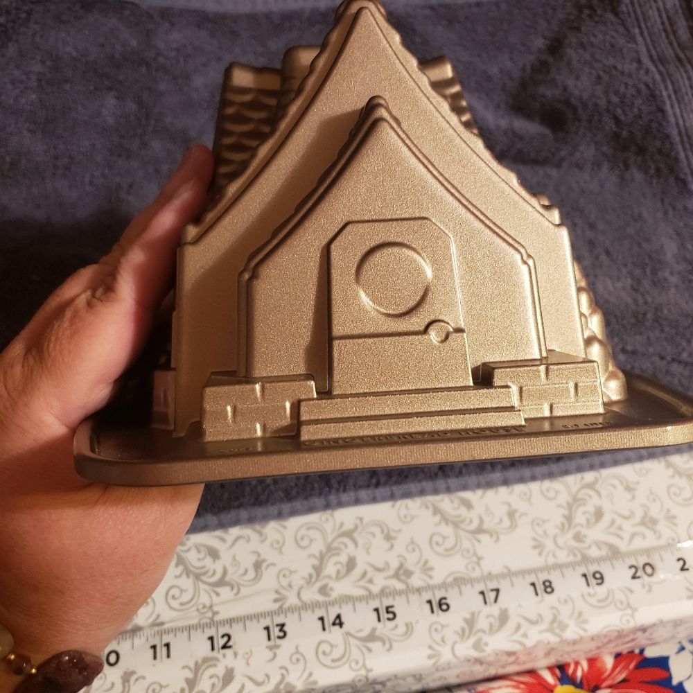 NWOT Nordic Ware Gingerbread House Cake Mold Christmas Cottage 10”x8”x6” - Picture 5 of 6